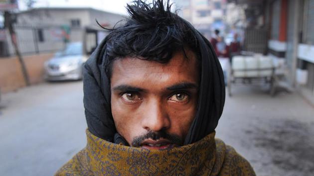 A labourer leaves for work on a cold weather morning, in Noida. City records season's lowest temperature as cold wave intensifies. (Burhaan Kinu/HT PHOTO)