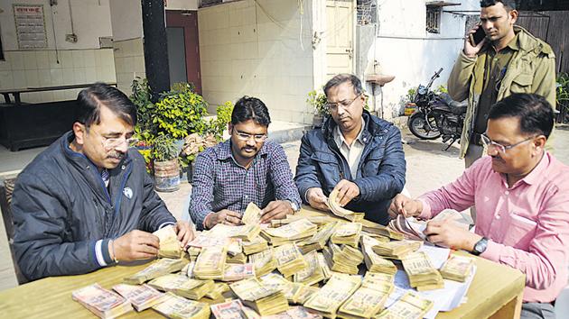 The Sahibabad police too arrested three people carrying Rs 31.65 lakh cash in old notes, in Shalimar Garden on Thursday. (Sakib Ali/HT Photo) The Sahibabad police too arrested three people carrying Rs 31.65 lakh cash in old notes, in Shalimar Garden on Thursday. (Sakib Ali/HT Photo)