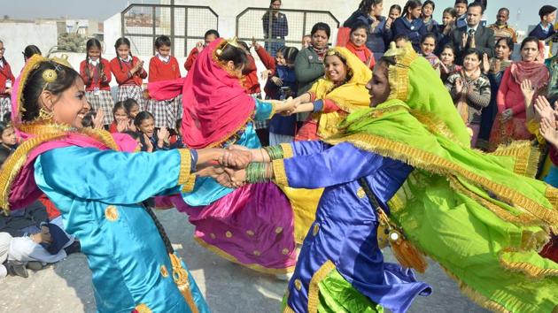 School students celebrate Lohri festival in Amritsar. (Sameer Sehgal/HT Photo)
