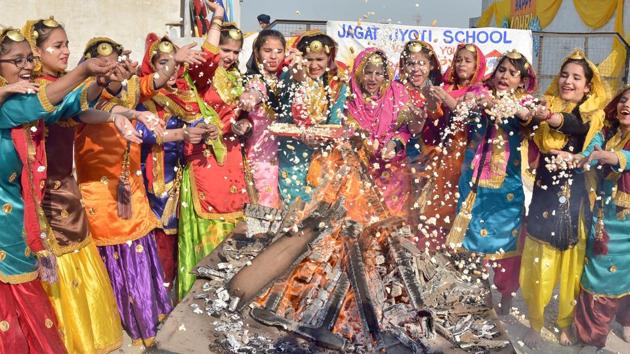 Students of Jagat Jyoti School celebrate Lohri in Amritsar on Thursday. (Sameer Sehgal/HT Photo)