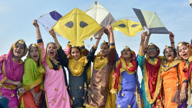 School students fly kites to mark Lohri celebrations in Amritsar. (Sameer Sehgal/Ht pHOTO)