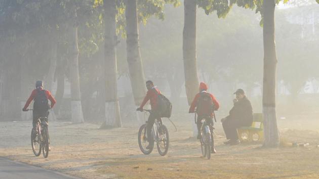 Students on their way to school on a cold Foggy weather at Punjab Agricultural University (PAU) in Ludhiana, Punjab. (Gurminder Singh/ht photo)