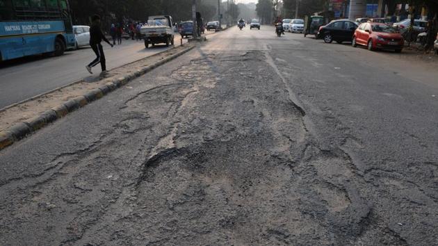 Potholes on Old Delhi-Gurgaon. MCG workers have been asked to repair all damaged road by July 15.(HT Photo) Potholes on Old Delhi-Gurgaon. MCG workers have been asked to repair all damaged road by July 15.(HT Photo)
