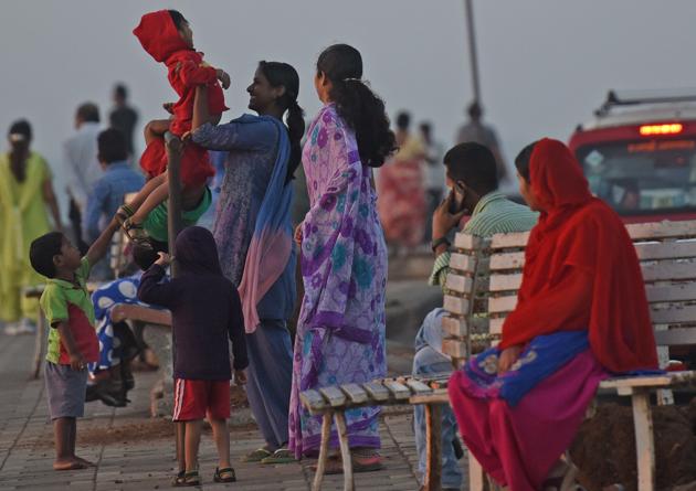 People enjoy the cold weather at Worli seaface. (Pratik Chorge/HT PHOTO)