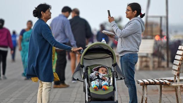 People seen wearing warm cloths at Worli seaface. (Pratik Chorge/HT PHOTO)
