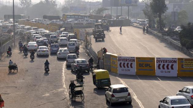 The traffic police conducted a trial run through on Thursday the 400m diversion created from Mahamaya flyover towards Kalindi Kunj. (Sunil Ghosh/HT Photo) The traffic police conducted a trial run through on Thursday the 400m diversion created from Mahamaya flyover towards Kalindi Kunj. (Sunil Ghosh/HT Photo)