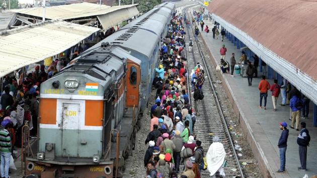Railways run 125 hospitals and 586 health units, with a staff of 2,597 medical officers and 54,000 paramedical personnel, attending to an estimated 85 lakh beneficiaries. (HT file photo) Railways run 125 hospitals and 586 health units, with a staff of 2,597 medical officers and 54,000 paramedical personnel, attending to an estimated 85 lakh beneficiaries. (HT file photo)