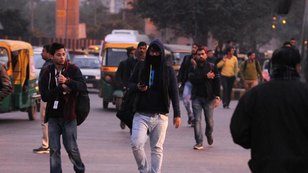 While the maximum temperature in Delhi-NCR is likely to hover around 17 degrees Celcius, a respite from the biting cold is unlikely this week as the weatherman has predicted temperatures to go as low as 3 degrees Celcius.(Parveen Kumar/HT) While the maximum temperature in Delhi-NCR is likely to hover around 17 degrees Celcius, a respite from the biting cold is unlikely this week as the weatherman has predicted temperatures to go as low as 3 degrees Celcius.(Parveen Kumar/HT)