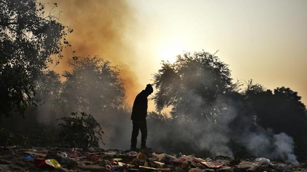 An East Delhi Municipal Corporation worker burns garbage in Gandhi Nagar on Thursday. The East Delhi Municipal Corporation, which is the worst hit, has failed to conceive any big project for several years.(Raj K Raj/ Ht photo)