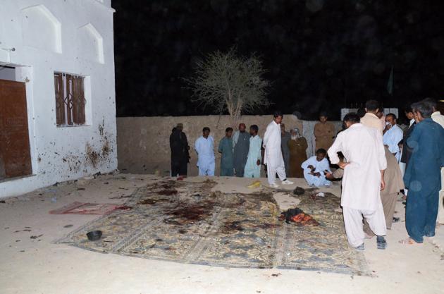 Shia Muslims at a mosque after a suicide bomb attack in the town of Chalgari in Baluchistan, 170 kilometres south east of Quetta, Pakistan, on October 22, 2015. 10 people including six children were killed. (AFP PHOTO/FIDA HUSSAIN) Shia Muslims at a mosque after a suicide bomb attack in the town of Chalgari in Baluchistan, 170 kilometres south east of Quetta, Pakistan, on October 22, 2015. 10 people including six children were killed. (AFP PHOTO/FIDA HUSSAIN)
