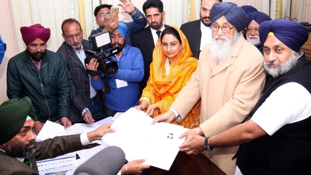 Accompanied by son Sukhbir Badal and daughterinlaw Harsimrat Kaur, chief minister Parkash Singh Badal filing nomination papers from Lambi constituency in Malout on Thursday. (Sanjeev Kumar/HT Photo) Accompanied by son Sukhbir Badal and daughterinlaw Harsimrat Kaur, chief minister Parkash Singh Badal filing nomination papers from Lambi constituency in Malout on Thursday. (Sanjeev Kumar/HT Photo)