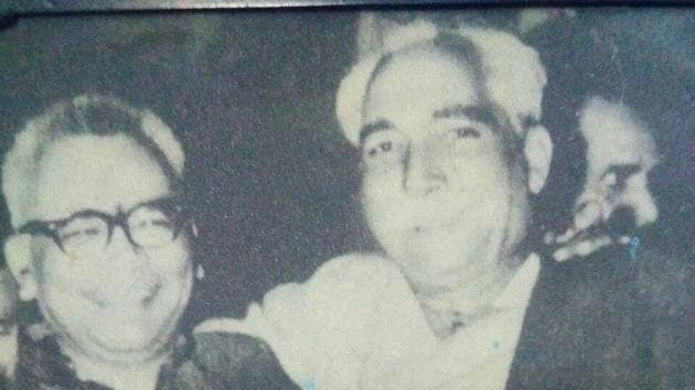 Chhunnan Guru with socialist leader Ram Manohar Lohia. (File Photo) Chhunnan Guru with socialist leader Ram Manohar Lohia. (File Photo)