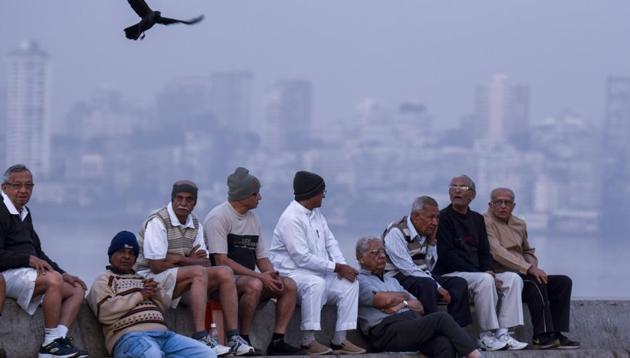 People wearing warm cloths during cold weather at Marine Drive in Mumbai. (kuknal patil/ht photo)