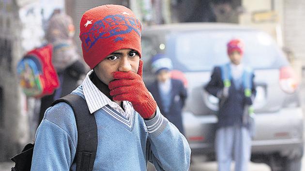 A school student waits for his bus on a cold morning, in Noida on Thursday (Burhaan Kinu/HT PHOTO) A school student waits for his bus on a cold morning, in Noida on Thursday (Burhaan Kinu/HT PHOTO)