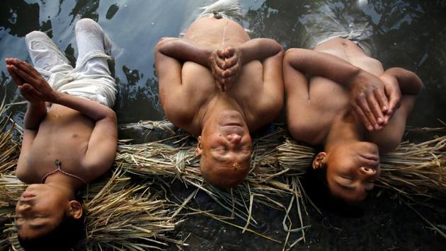 Devotees offer prayers by submerging themselves in the Hanumante River during the Swasthani Brata Katha festival in Bhaktapur, Nepal January 13, 2017. (Navesh Chitrakar / REUTERS) Devotees offer prayers by submerging themselves in the Hanumante River during the Swasthani Brata Katha festival in Bhaktapur, Nepal January 13, 2017. (Navesh Chitrakar / REUTERS)