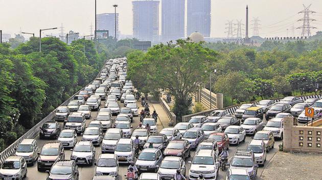 Due to lack of foot overbridges near around the expressway, pedestrians risk their lives by crossing the road amid heavy traffic.(Salman Ali/HT Photo)