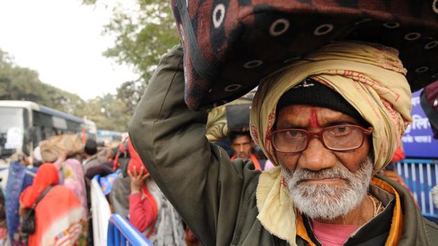 Pilgrims at Babughat on the way to Gangasagar in Kolkata , India, on Thursday, January 12, 2017. (Subhankar Chakraborty/HT Photo) 