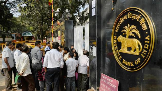 People waiting to exchange demonetised currency make enquiries at the closed gates of Reserve Bank of India in Bangalore on January 2, 2017 after acceptance of the banned 500 rupee and 1000 rupee notes stopped at banks and RBI two days ago.(AFP Photo)