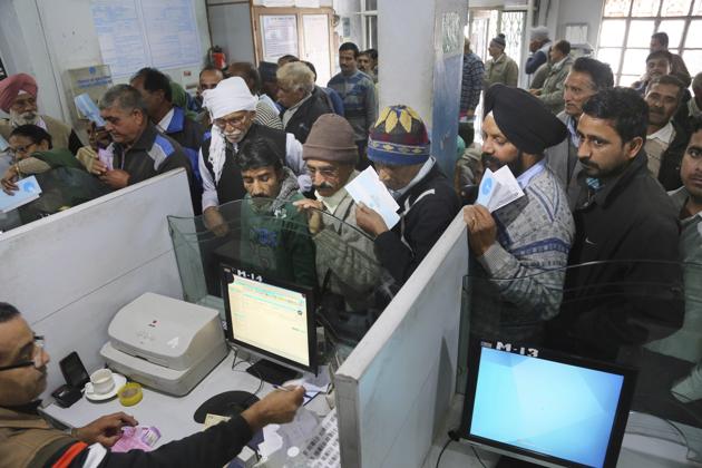 People stand in a queue to deposit discontinued notes in a bank in Samba district of Jammu and Kashmir on December 30, 2016.(AP file photo)