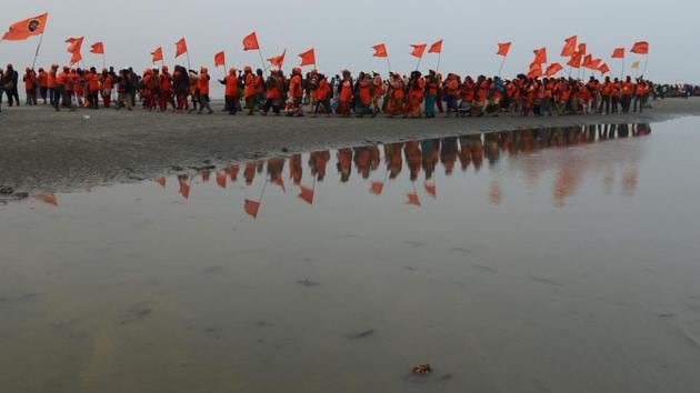 Devotees arrive to take a holy dip in the ocean on the occasion of Makar Sankranti, a holy day of the Hindu calendar considered to be of great religious significance in Hindu mythology. (Dibyangshu SARKAR / AFP Photo) 