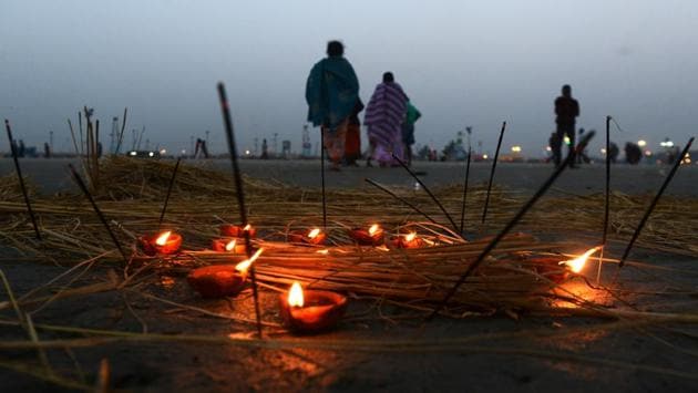Devotees perform rituals at the Gangasagar Island, around 150 kms south of Kolkata.  (Dibyangshu Sarkar / AFP Photo) 