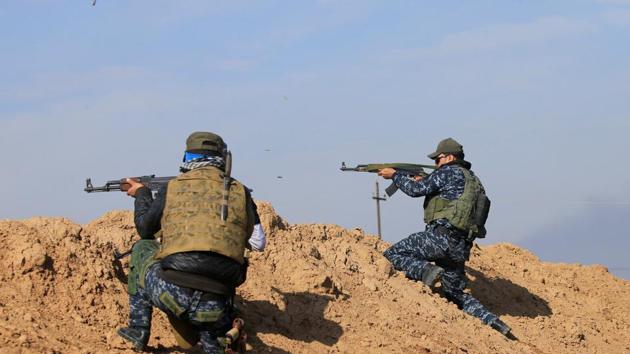 Iraqi Federal police fire during clashes with Islamic State militants, in the Sumer neighborhood of Mosul, Iraq, January 13, 2017. (REUTERS Photo)