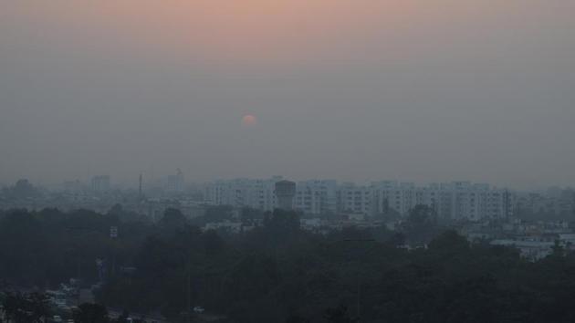 PM2.5 was 420 mcpm on Friday, seven times the permissible limit of 60mcpm. (Parveen Kumar/HT PHOTO) PM2.5 was 420 mcpm on Friday, seven times the permissible limit of 60mcpm. (Parveen Kumar/HT PHOTO)
