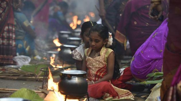 Tiny flames light up the road as devotees prepare rice dishes to offer to the Hindu Sun God in Dharavi, Mumbai.(Kunal Patil/HT Photo)