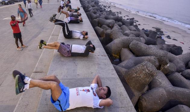 People prepare for the Mumbai Marathon at Marine Drive.(Kunal Patil/HT)