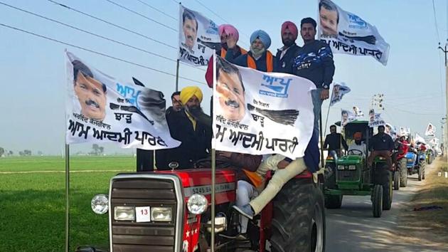 Aam Aadmi Party candidate from Dakha constituency HS Phoolka campaigning with his supporters on a tractor at Khandoor village in Ludhiana on Friday.(Gurminder Singh/HT Photo)