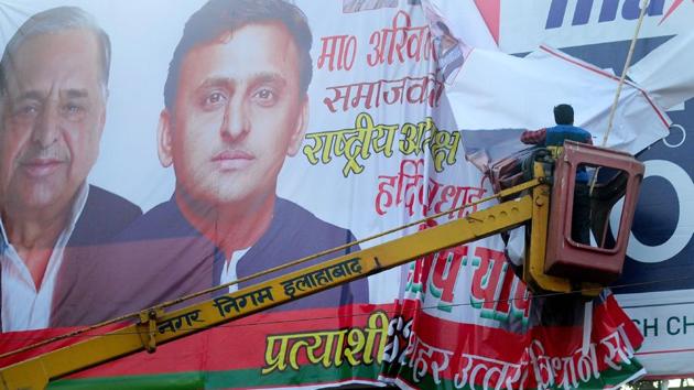 An Indian worker from the municipal corporation and Allahabad administration removes a banner poster of Uttar Pradesh chief minister, Akhilesh Yadav and his father Mulayam Singh Yadav at the roadside in Allahabad on January 4. (AFP Photo) An Indian worker from the municipal corporation and Allahabad administration removes a banner poster of Uttar Pradesh chief minister, Akhilesh Yadav and his father Mulayam Singh Yadav at the roadside in Allahabad on January 4. (AFP Photo)