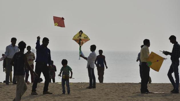 People get ready to fly their kites on the occasion of Makar Sankranti at Girgaum beach in Mumbai. (Arijit Sen/HT PHOTO)