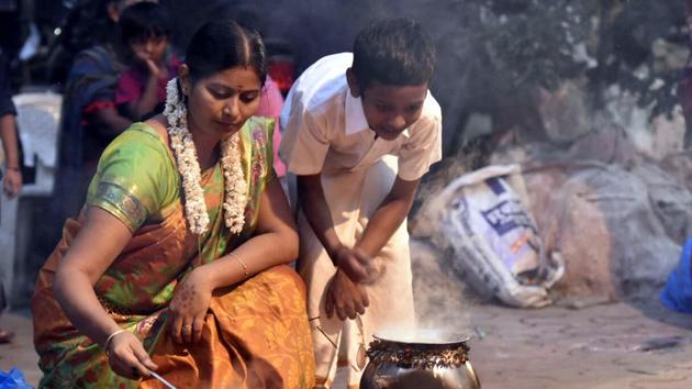 Devotees prepare a traditional sweet dish on open fires during an event marking Pongal festival at Dharavi in Mumbai on Saturday. (Kunal Patil / HT Photo)