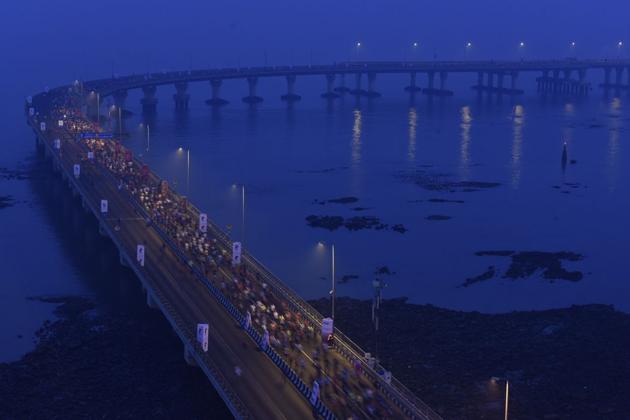 Runners participate in the 14th edition of the Mumbai marathon. (Satish Bate/HT Photo) Runners participate in the 14th edition of the Mumbai marathon. (Satish Bate/HT Photo)