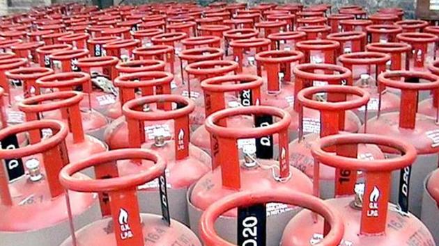 Raids were conducted by the anti-corruption vigilance wing at several petrol pumps and cooking gas agencies n Odisha following allegation of adulteration and black-marketing. (HT Representational Photo) Raids were conducted by the anti-corruption vigilance wing at several petrol pumps and cooking gas agencies n Odisha following allegation of adulteration and black-marketing. (HT Representational Photo)