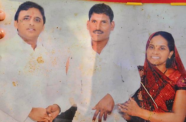 Chief minister Akhilesh Yadav with curdman Chandrajeet Yadav and his wife.(File Photo) Chief minister Akhilesh Yadav with curdman Chandrajeet Yadav and his wife.(File Photo)