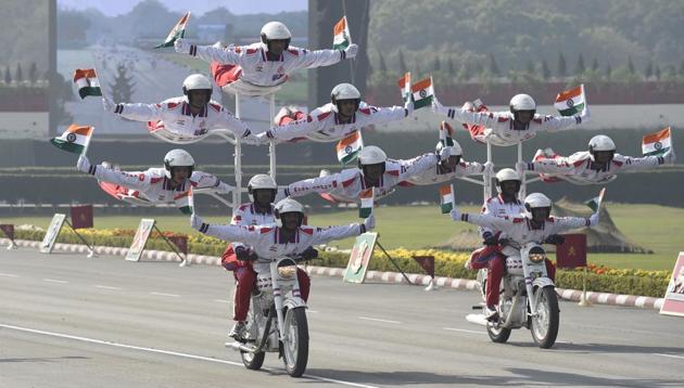 Army soldiers display their war skills at the Army Day parade at Delhi Cantt in New Delhi on Sunday. (Arvind Yadav/HT PHOTO)