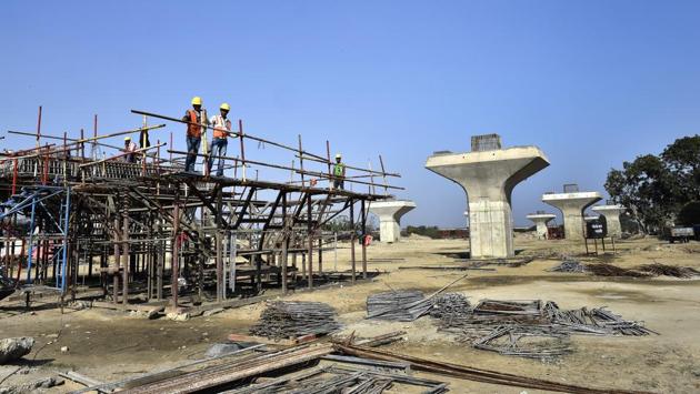 The wait for signal-free ride between south and east Delhi has got longer as the construction work on Barapullah phase-3 (Sarai Kale Khan-Mayur Vihar-1) has been delayed by five months. PWD officials said that the elevated corridor cannot be completed before May 2018. (Ajay Aggarwal/HT PHOTO)
