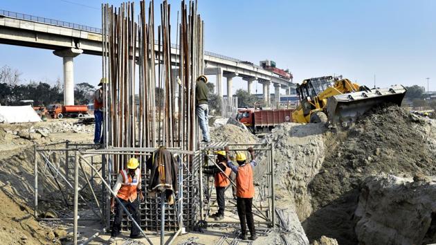 People coming from Noida will be able to take Barapullah from Mayur Vihar phase-1 while those from Mayur Vihar, will get access below the flyover. (Ajay Aggarwal/HT PHOTO)