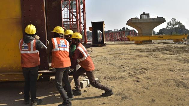 There will be cycle track also on this 10km corridor. The cost of the project is Rs 964 crore. The journey time from Mayur Vihar-1 to INA will be 30 minutes, which is 90 minutes currently. (Ajay Aggarwal/HT PHOTO)