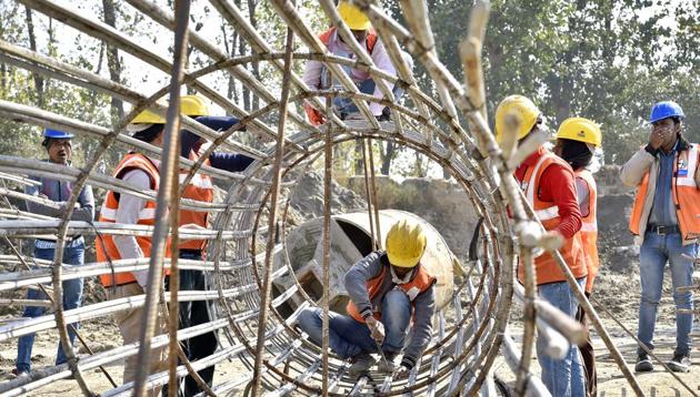 Construction work going on at the Barapullah elevated corridor, Phase-3, from Sarai Kale Khan to Mayur Vihar in New Delhi, India. (Ajay Aggarwal/HT PHOTO)