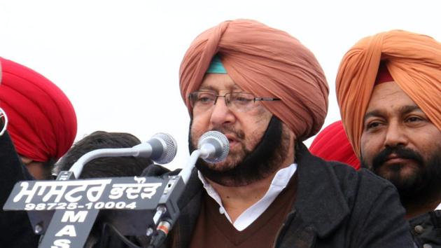 Punjab Congress chief Captain Amarinder Singh addressing a rally in Mehraj village at Bathinda on Sunday. (Sanjeev Kumar/HT) Punjab Congress chief Captain Amarinder Singh addressing a rally in Mehraj village at Bathinda on Sunday. (Sanjeev Kumar/HT)