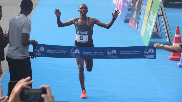 Alphonce Simbu winner of Standard Chartered Marathon Mumbai 2017 Standard Chartered Mumbai Marathon 2017 in Mumbai. (Pramod Thakur/HT PHOTO) 