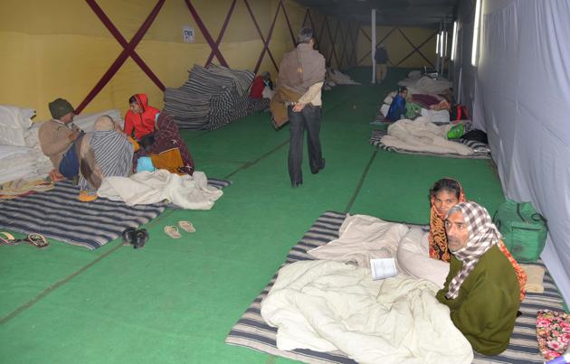 Homeless people at a night shelter near the SMS Hospital in Jaipur.(Prabhakar Sharma./HT Photo.)