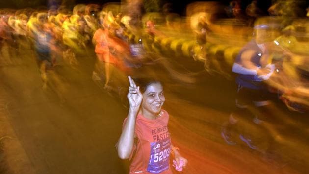 Participants during the 2017 Mumbai Marathon at Bandra-worli Sealink (Satish Bate/HT PHOTO) 