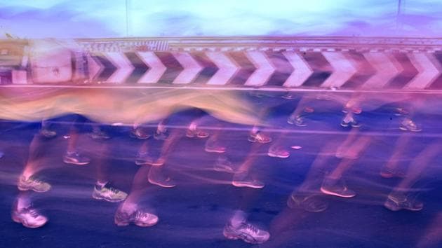 Participants during the 2017 Mumbai Marathon at Bandra-worli Sealink . (Satish Bate/HT PHOTO) 