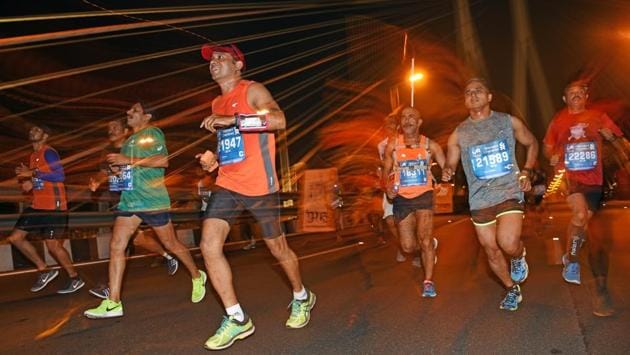 Participants during the 2017 Mumbai Marathon at Bandra-worli Sealink. (Pratik Chorge/HT PHOTO) 