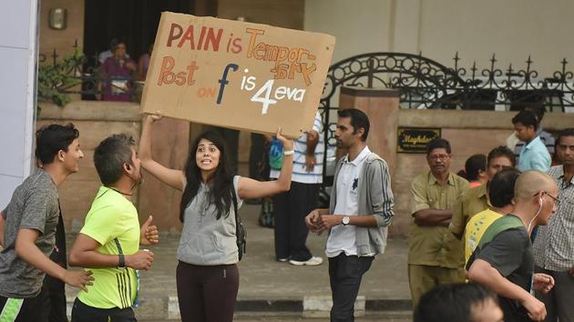 A girl stands with a placard to encourage participants during Mumbai Marathon  (Pratham Gokhale/HT PHOTO) 