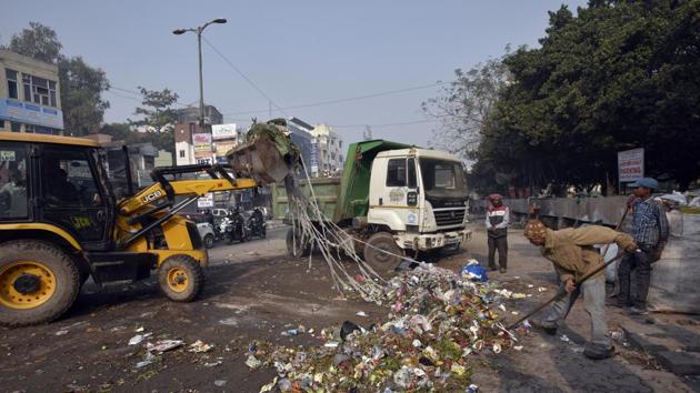 Officials said the sanitation conditions in east Delhi started getting normal on Saturday after a majority of workers resumed work.(Ravi Choudhary/HT)