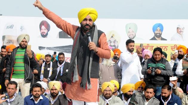 Sangrur MP Bhagwant Mann addressing a rally at Mullanpur in SAS Nagar on Saturday.(Anil Dayal/HT Photo)